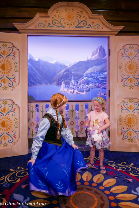 Meeting Anna and Elsa at the Royal Sommerhus Epcot via christineknight.me