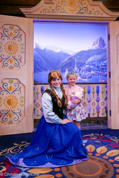 Meeting Anna and Elsa at the Royal Sommerhus Epcot via christineknight.me