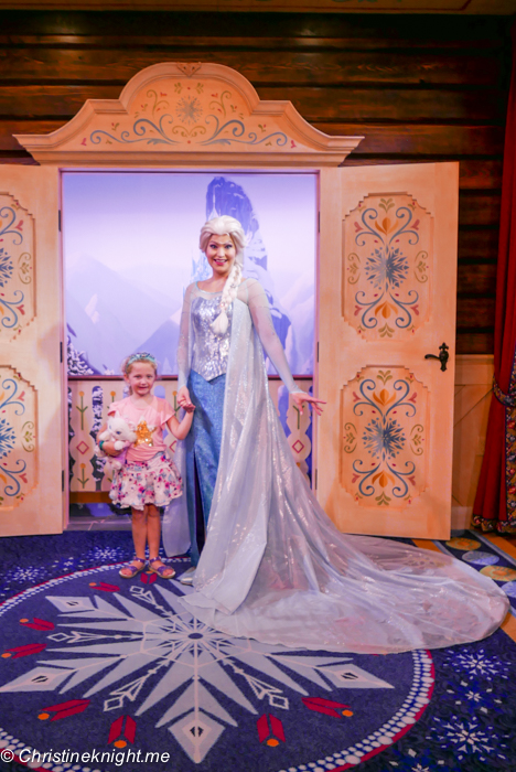 Meeting Anna and Elsa at the Royal Sommerhus Epcot via christineknight.me