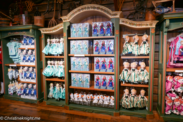 Meeting Anna and Elsa at the Royal Sommerhus Epcot via christineknight.me