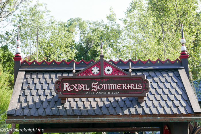 Meeting Anna and Elsa at the Royal Sommerhus Epcot via christineknight.me