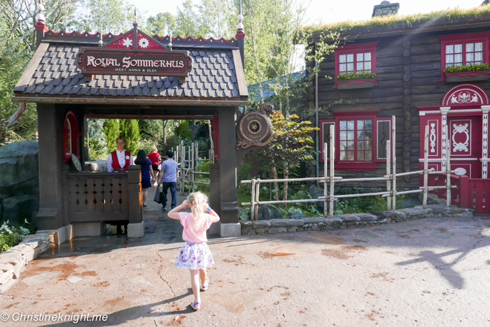 Meeting Anna and Elsa at the Royal Sommerhus Epcot via christineknight.me