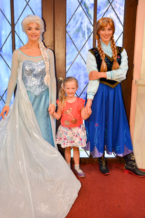 Anna and Elsa Disneyland meet and greet via christineknight.me