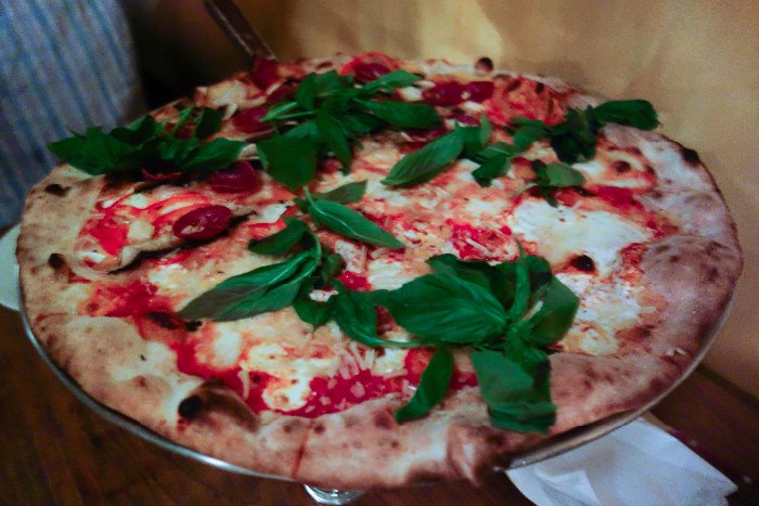 Lucali; #kidfriendly #pizza #restaurants #brooklyn #newyork va brunchwithmybaby.com