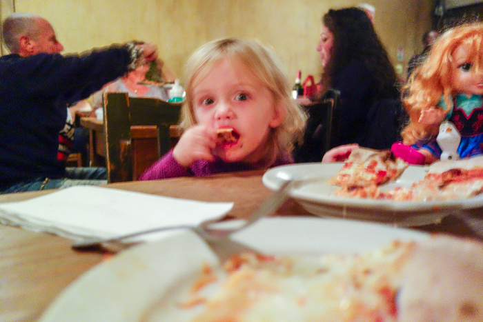 Lucali; #kidfriendly #pizza #restaurants #brooklyn #newyork va brunchwithmybaby.com