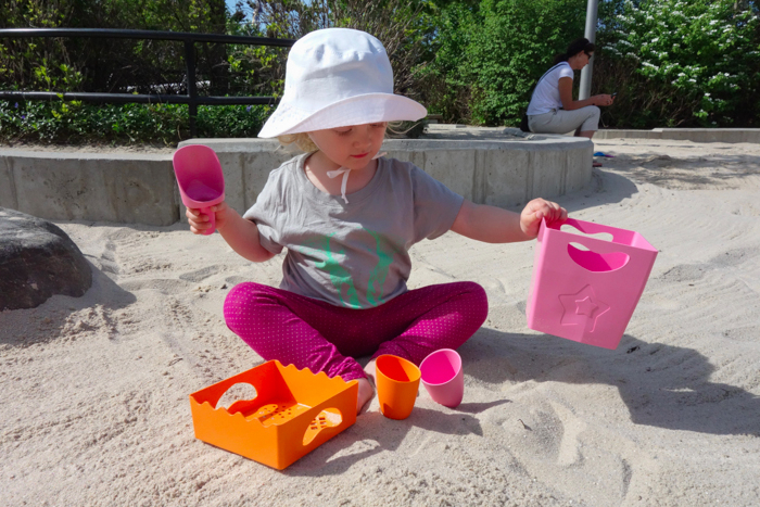 zoe b organics dish set and sand toys via brunchwithmybaby.com