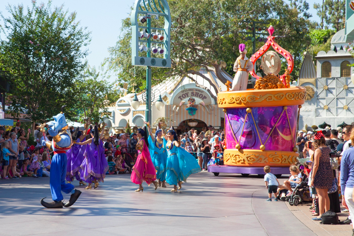 Tips For Surviving #Disneyland with a Toddler via brunchwithmybaby.com