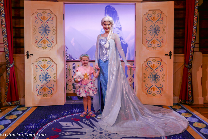 Meeting Anna and Elsa at the Royal Sommerhus Epcot via christineknight.me