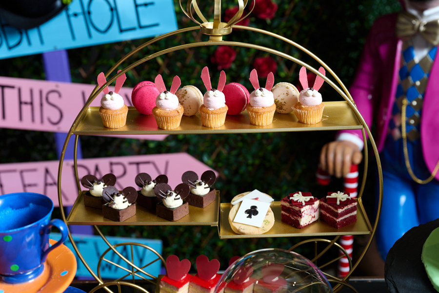 https://christineknight.me/wp-content/uploads/2023/03/Alice-in-Wonderland-High-Tea-Buffet-at-Shangri-La-Sydney-9a-1.jpg